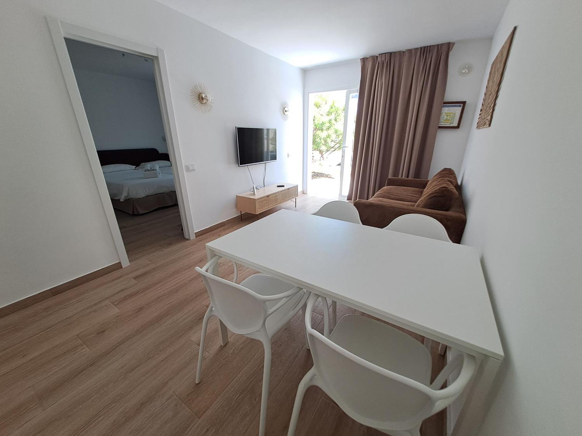 Homeforguest Apartamento Con Terraza Y Piscina En Corralejo Exterior photo